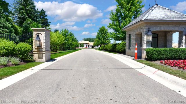 1655 Vista Drive W, Oakland Charter Township, MI 48363
