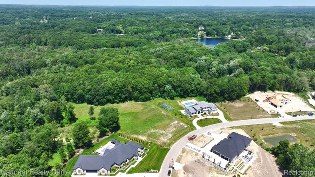 1655 Vista Drive W, Oakland Charter Township, MI 48363
