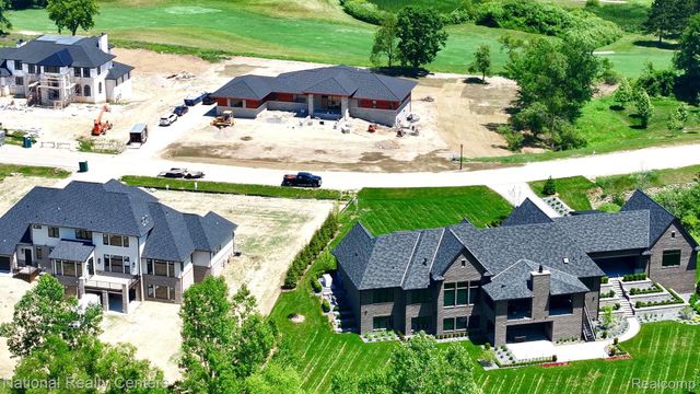 1655 Vista Drive W, Oakland Charter Township, MI 48363