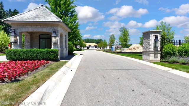 1655 Vista Drive W, Oakland Charter Township, MI 48363