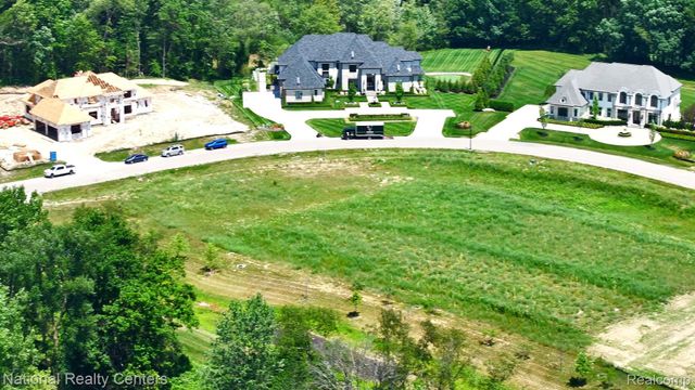 1655 Vista Drive W, Oakland Charter Township, MI 48363