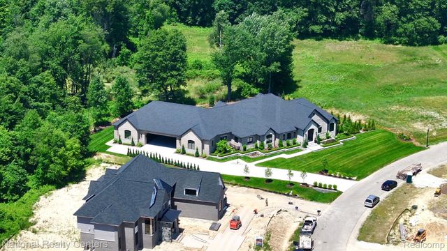 1655 Vista Drive W, Oakland Charter Township, MI 48363