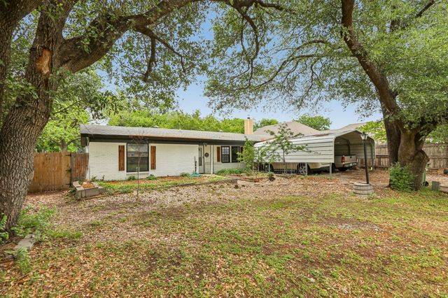 426 W Lake Street, Krum, TX 76249