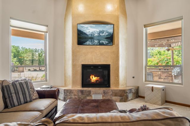 323 Nuevo Hacienda Lane NW, Los Ranchos, NM 87107