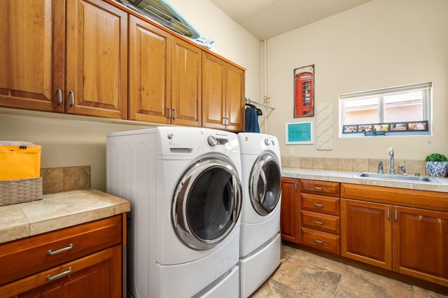 323 Nuevo Hacienda Lane NW, Los Ranchos, NM 87107