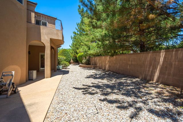 323 Nuevo Hacienda Lane NW, Los Ranchos, NM 87107