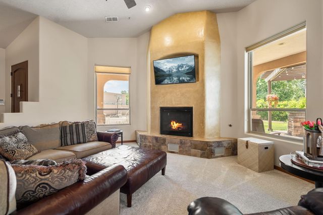 323 Nuevo Hacienda Lane NW, Los Ranchos, NM 87107