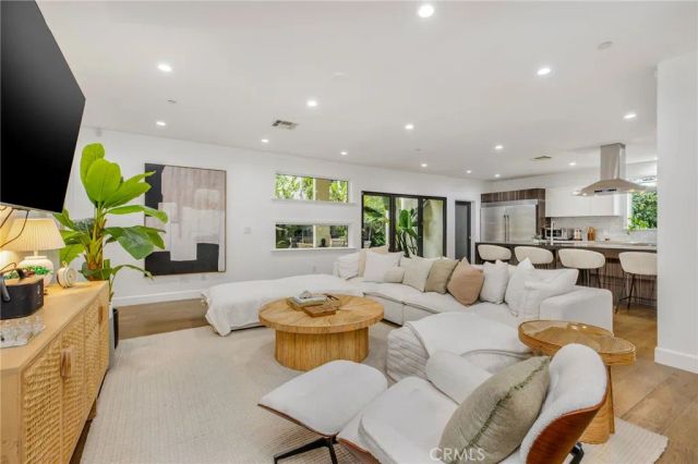 11645 Woodbridge Street, Studio City, CA 91604