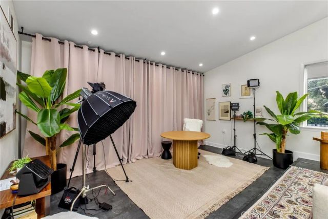 11645 Woodbridge Street, Studio City, CA 91604