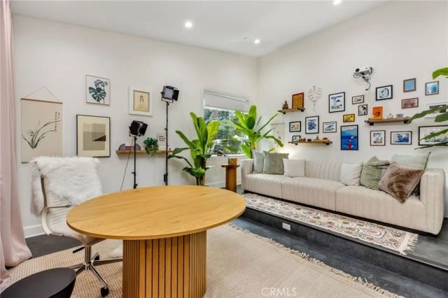 11645 Woodbridge Street, Studio City, CA 91604