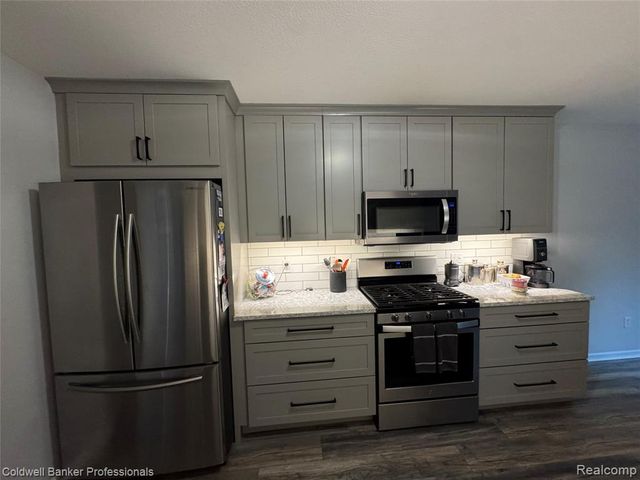 1043 Old Leake Court, Holly, MI 48442