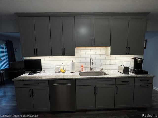 1043 Old Leake Court, Holly, MI 48442
