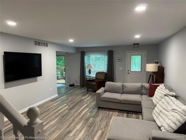 1043 Old Leake Court, Holly, MI 48442