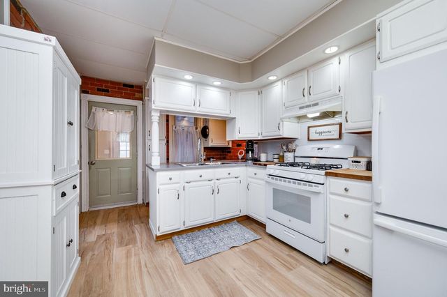 16 E WASHINGTON ST, Fleetwood, PA 19522