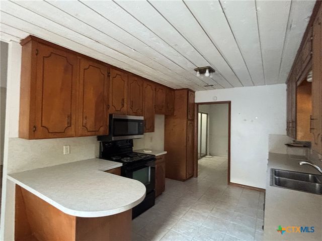 115 Bowling Green Drive, Victoria, TX 77904