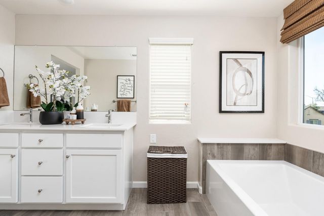 6552 E Clingstone Drive, Fresno, CA 93727