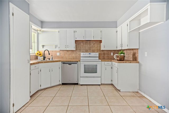 525 Travis Street, Port Lavaca, TX 77979