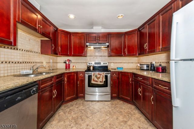 15 Van Dunk Ln, Ringwood Boro, NJ 07456