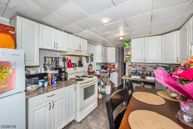 15 Van Dunk Ln, Ringwood Boro, NJ 07456