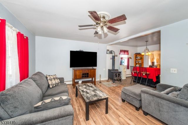 15 Van Dunk Ln, Ringwood Boro, NJ 07456