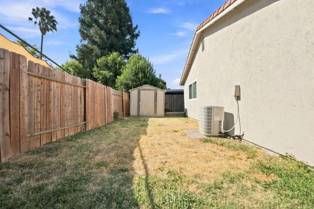 2887 Azevedo Dr, Sacramento, CA 95833
