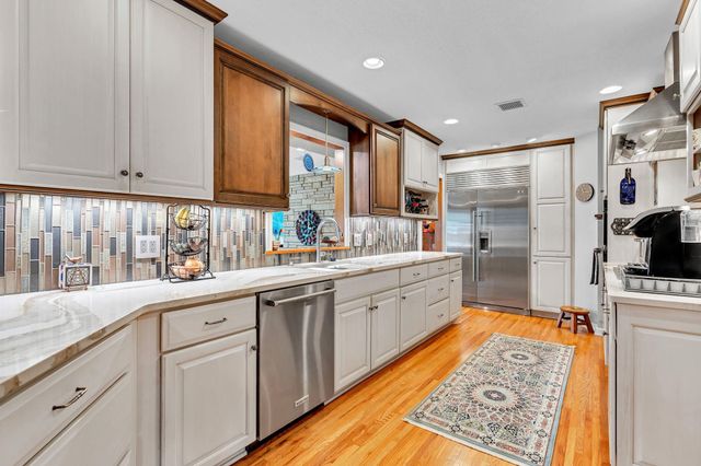 5 S Drury Ln, Wichita, KS 67207