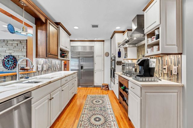 5 S Drury Ln, Wichita, KS 67207