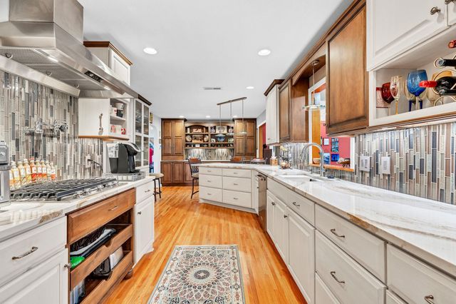 5 S Drury Ln, Wichita, KS 67207