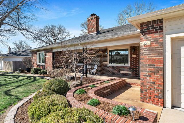5 S Drury Ln, Wichita, KS 67207