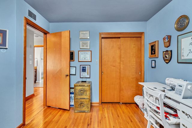 5 S Drury Ln, Wichita, KS 67207