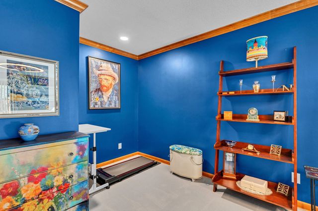 5 S Drury Ln, Wichita, KS 67207