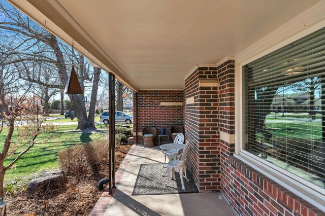 5 S Drury Ln, Wichita, KS 67207