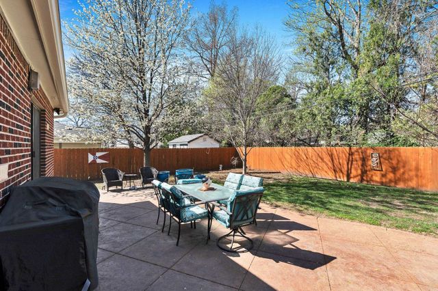 5 S Drury Ln, Wichita, KS 67207