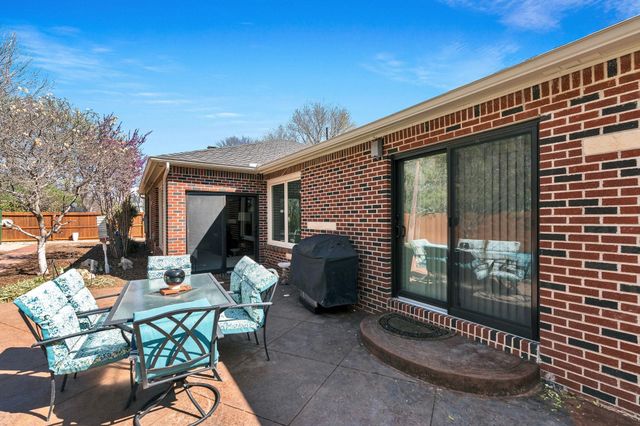 5 S Drury Ln, Wichita, KS 67207