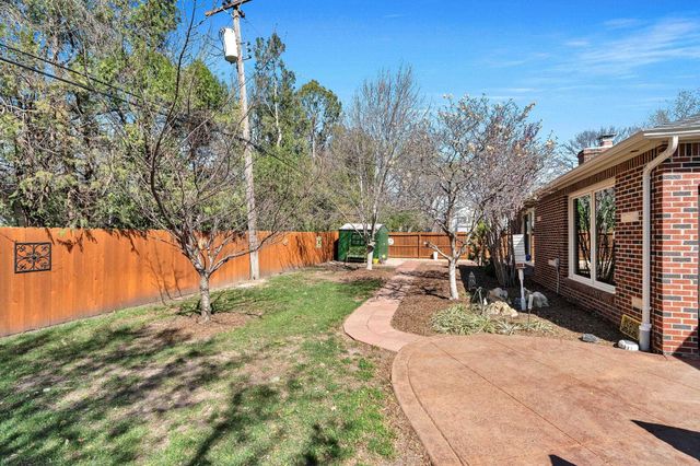 5 S Drury Ln, Wichita, KS 67207