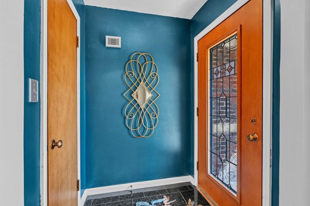 5 S Drury Ln, Wichita, KS 67207