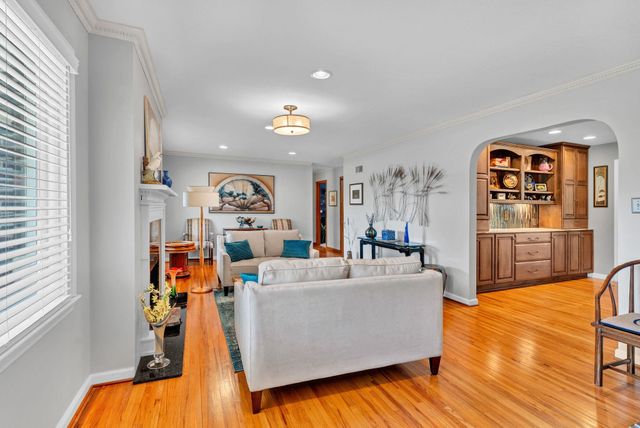 5 S Drury Ln, Wichita, KS 67207