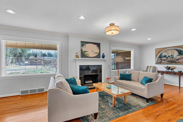 5 S Drury Ln, Wichita, KS 67207