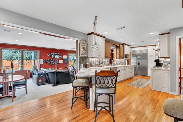 5 S Drury Ln, Wichita, KS 67207