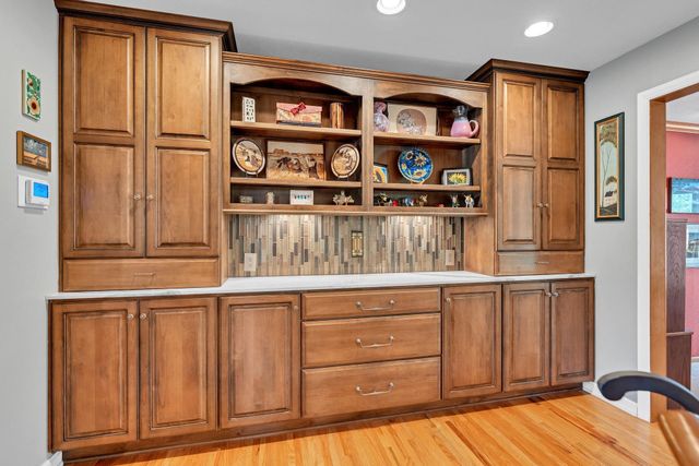 5 S Drury Ln, Wichita, KS 67207