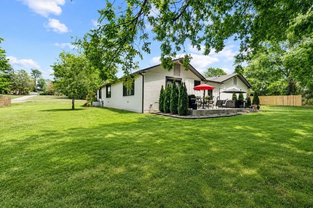 908 Lakeshore Dr, Gallatin, TN 37066