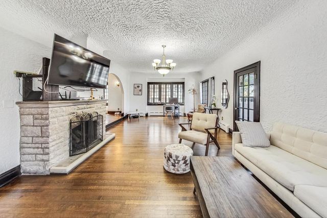 7102 Riverside Drive, Berwyn, IL 60402