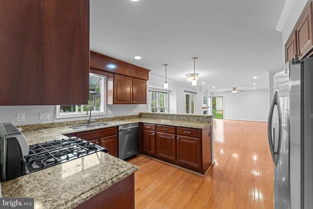 8952 KENILWORTH DR, Burke, VA 22015