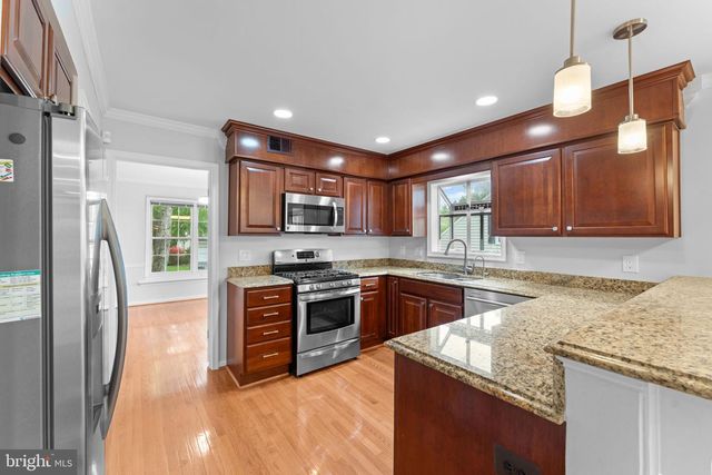 8952 KENILWORTH DR, Burke, VA 22015