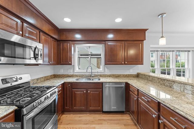 8952 KENILWORTH DR, Burke, VA 22015