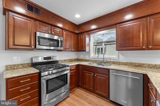 8952 KENILWORTH DR, Burke, VA 22015