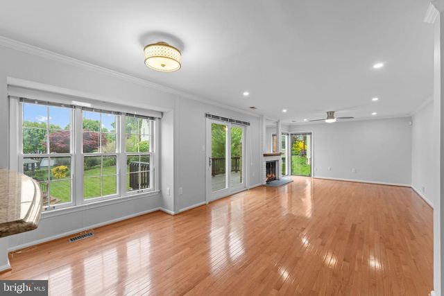 8952 KENILWORTH DR, Burke, VA 22015