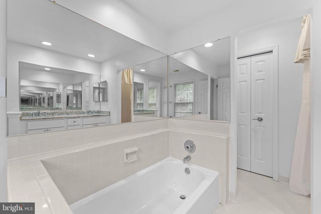8952 KENILWORTH DR, Burke, VA 22015