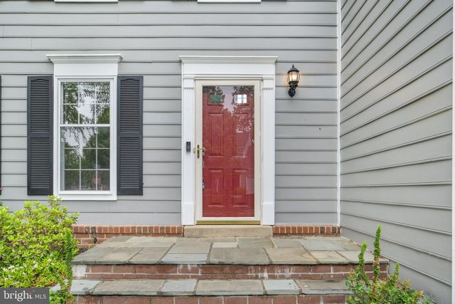 8952 KENILWORTH DR, Burke, VA 22015