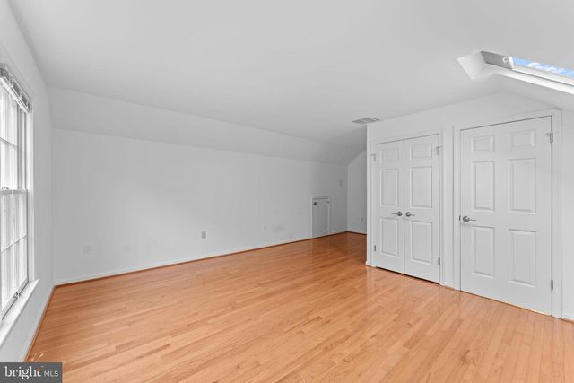 8952 KENILWORTH DR, Burke, VA 22015